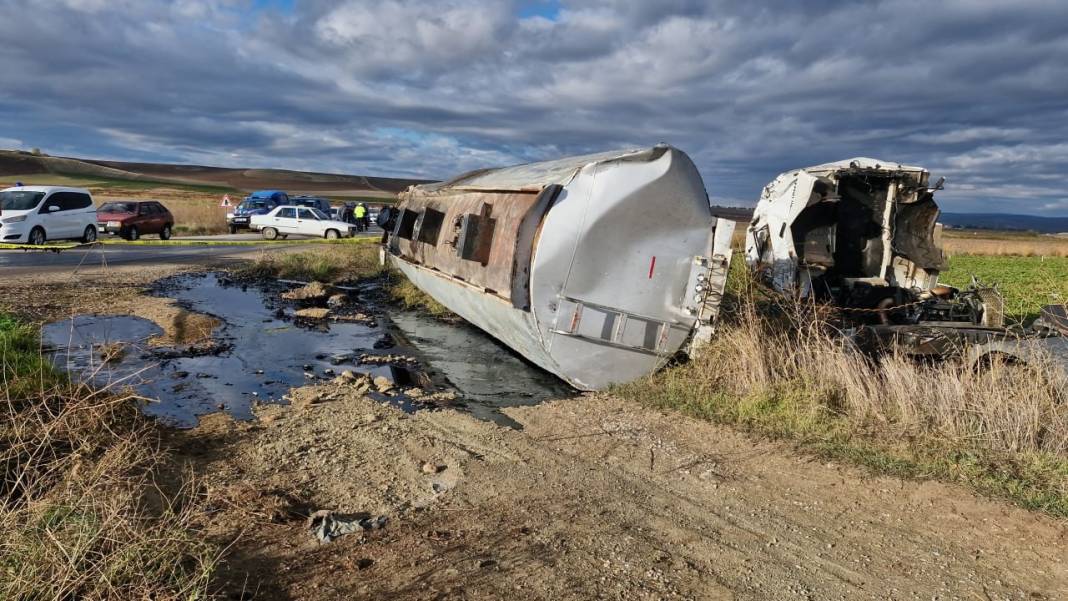 Çorum'da tarım işçilerini taşıyan minibüsle zift yüklü tanker çarpıştı: 1 ölü 18 yaralı 1